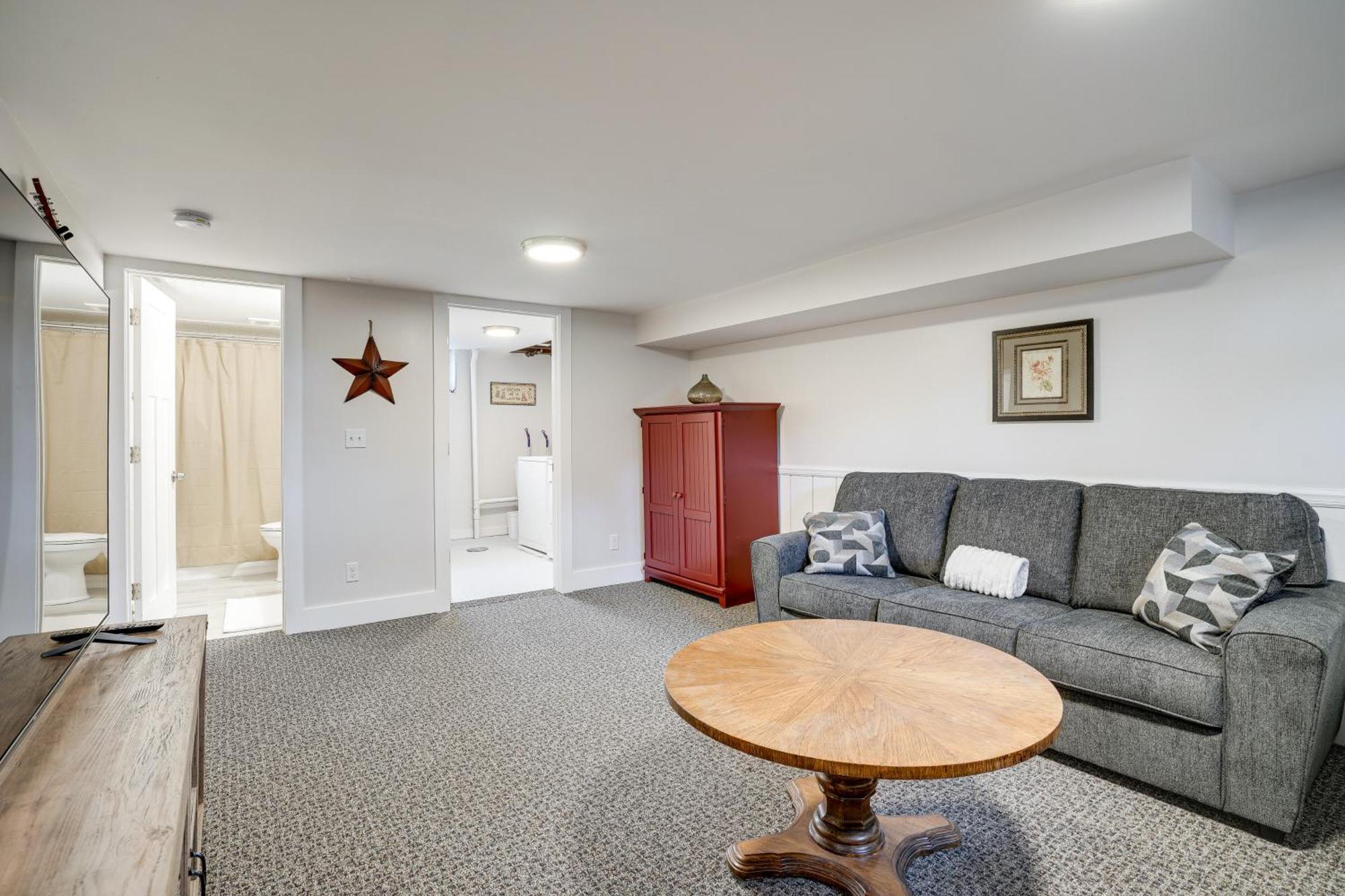 Holiday home Spacious 8 Mi To Downtown
