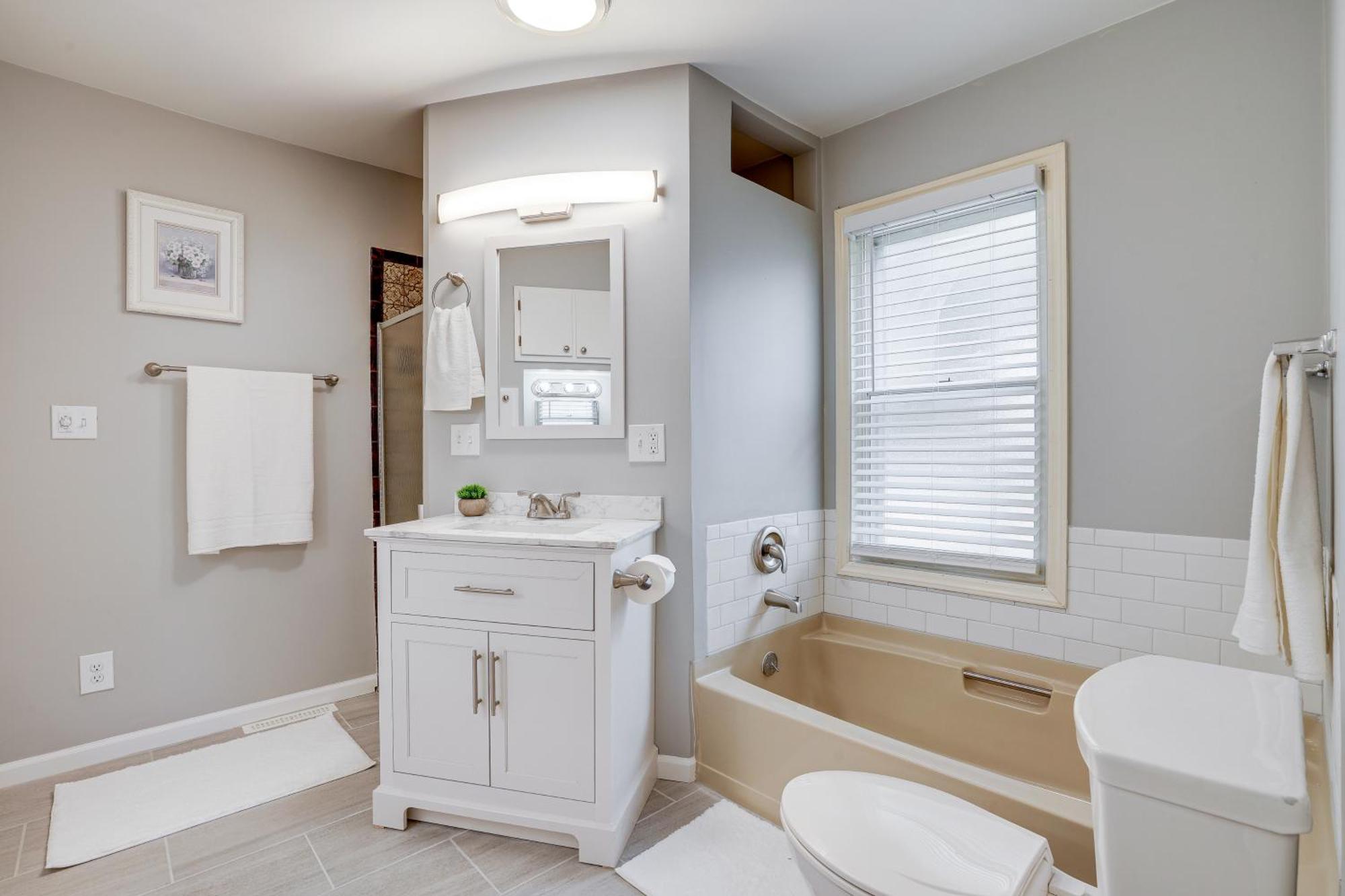Spacious 8 Mi To Downtown Minneapolis