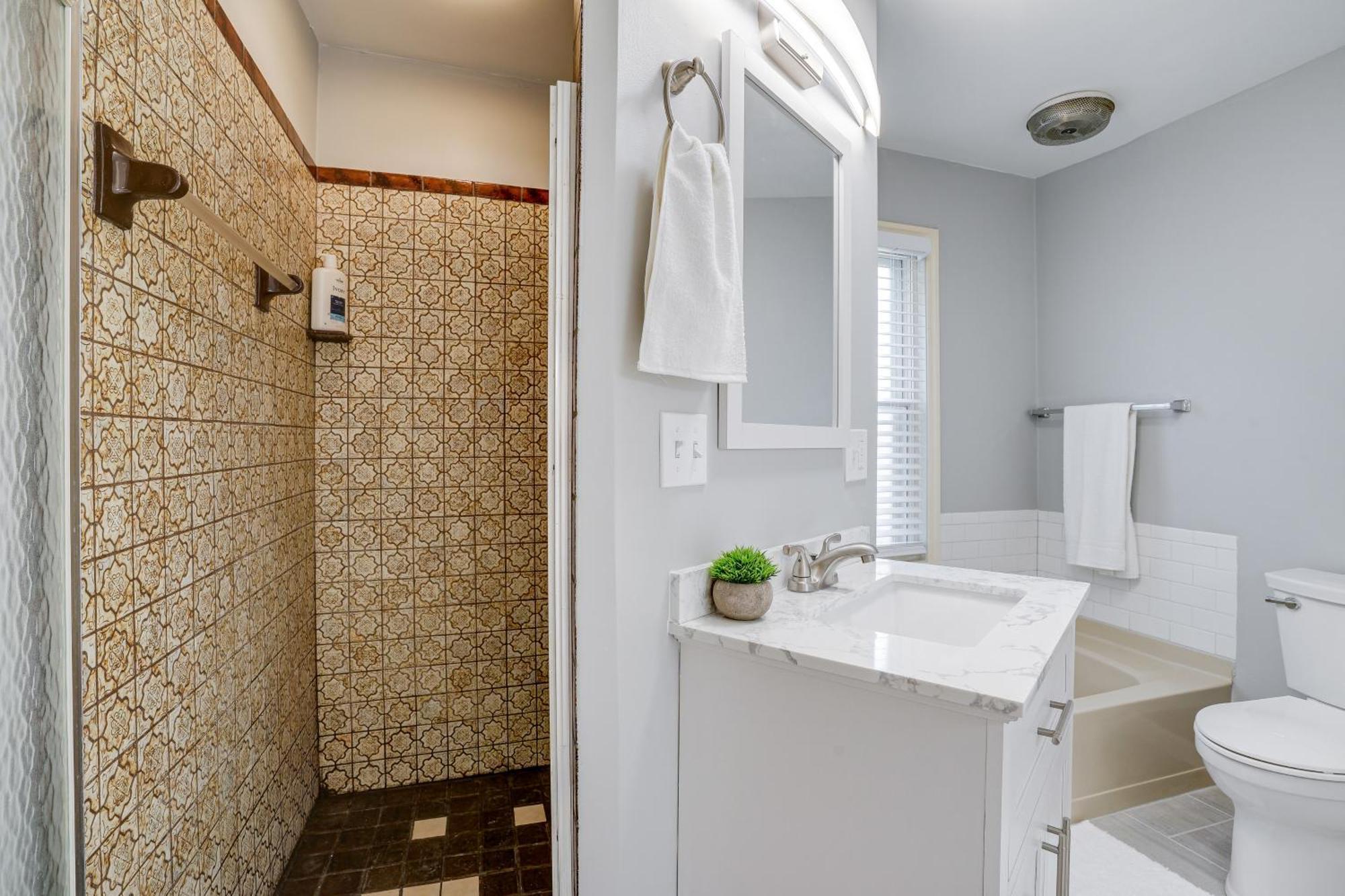 Spacious 8 Mi To Downtown Minneapolis