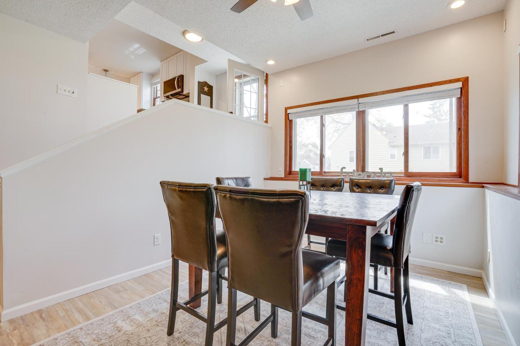 Spacious 8 Mi To Downtown Minneapolis