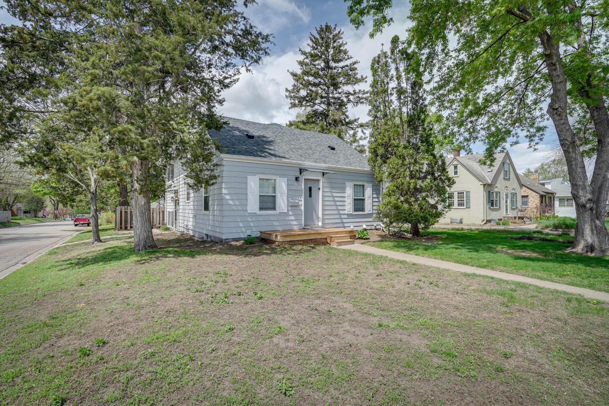Spacious 8 Mi To Downtown Minneapolis